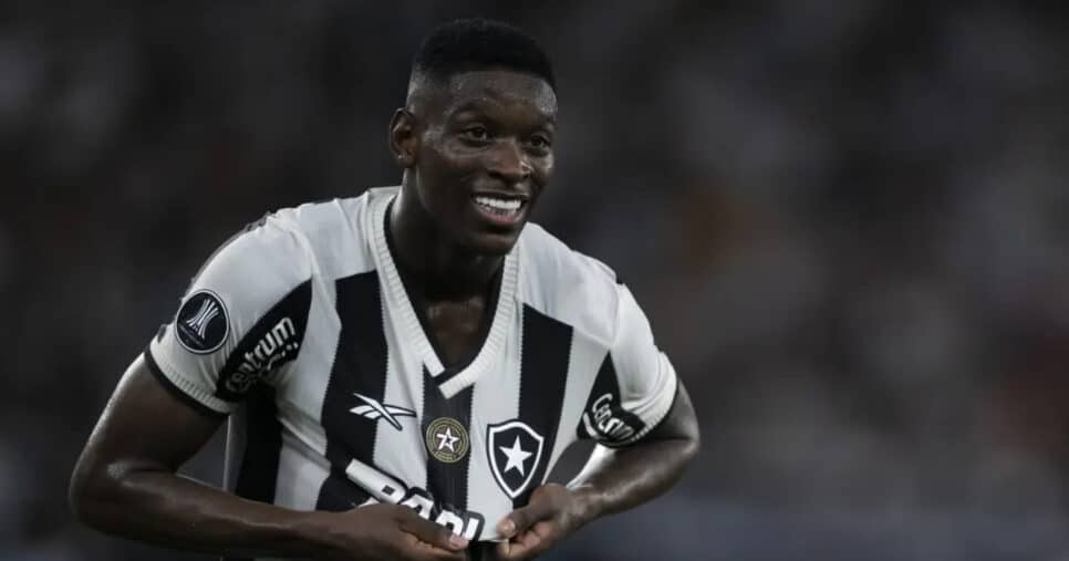 Luiz Henrique com a camisa do Botafogo (Foto: Jorge Rodrigues/AGIF)