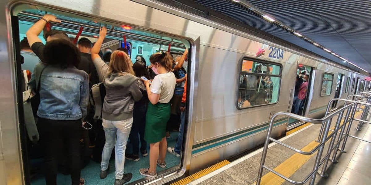 O metrô em São Paulo é sempre muito cheio (Reprodução: Internet)