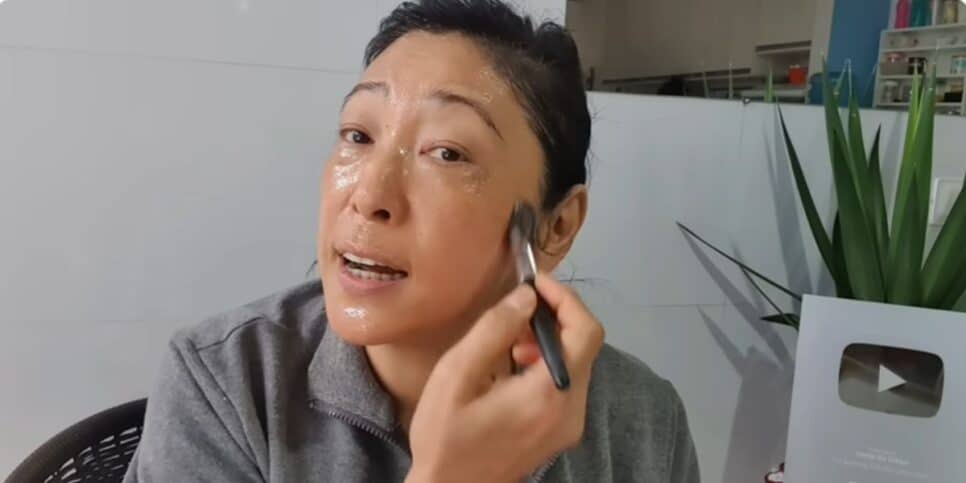 Aplique a máscara facial com a ajuda de um pincel (Reprodução: Youtube)