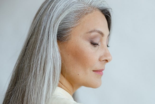Mulher de cabelo grisalho (Foto: Reprodução / Canva)