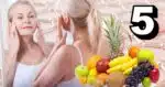 Mulher sem rugas e manchas e frutas (Foto: Reprodução / Canva / Montagem TV Foco)