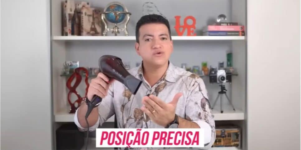 Posição precisa do secador é fundamental (Reprodução: Youtube)