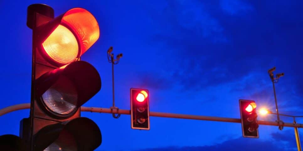 Ultrapassar semáforo vermelho é infração gravíssima (Reprodução: Internet)
