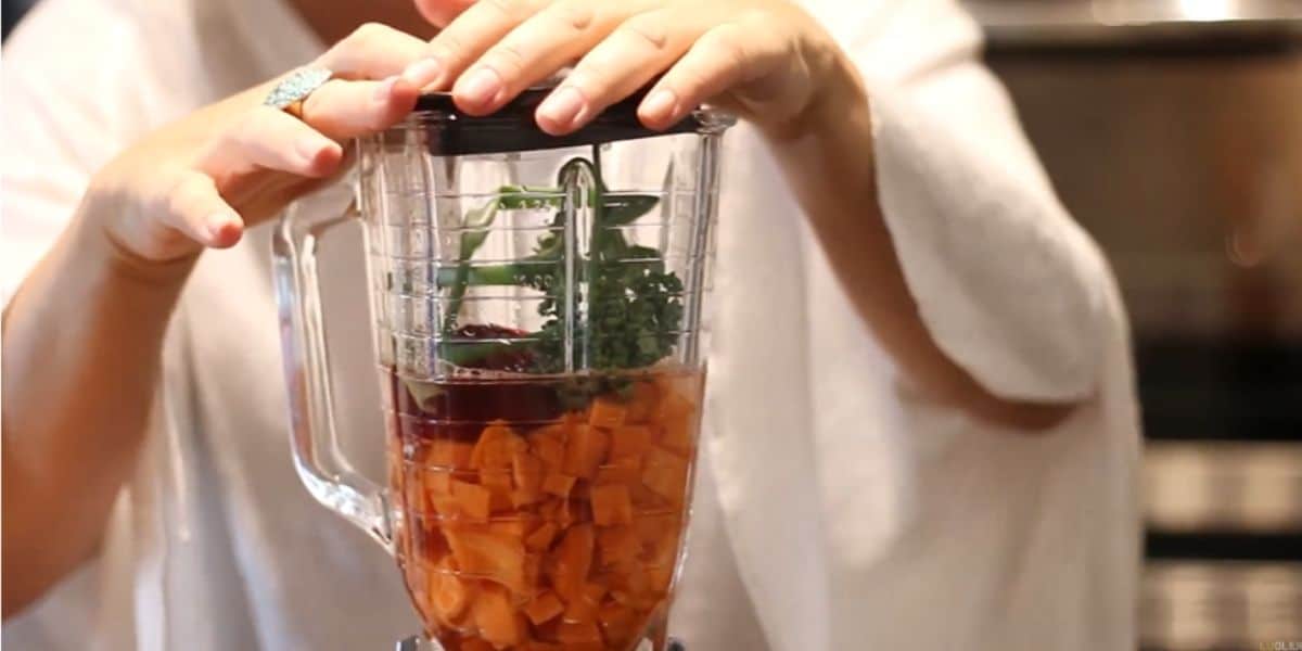 suco youtube Bata todos os ingredientes no liquidificador (Reprodução: Youtube)