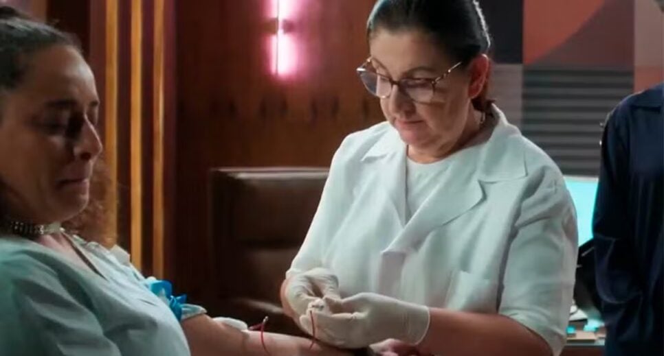 Cacá faz exame de DNA e Violeta se desespera por resultado (Foto: Reprodução/ TV Globo)