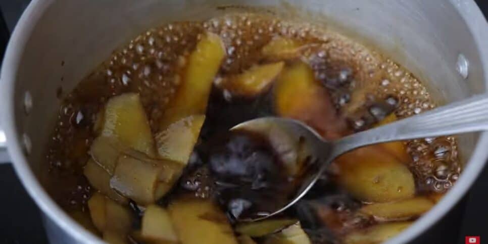 Deixe a batata ferver e adicione o café (Reprodução: Youtube)