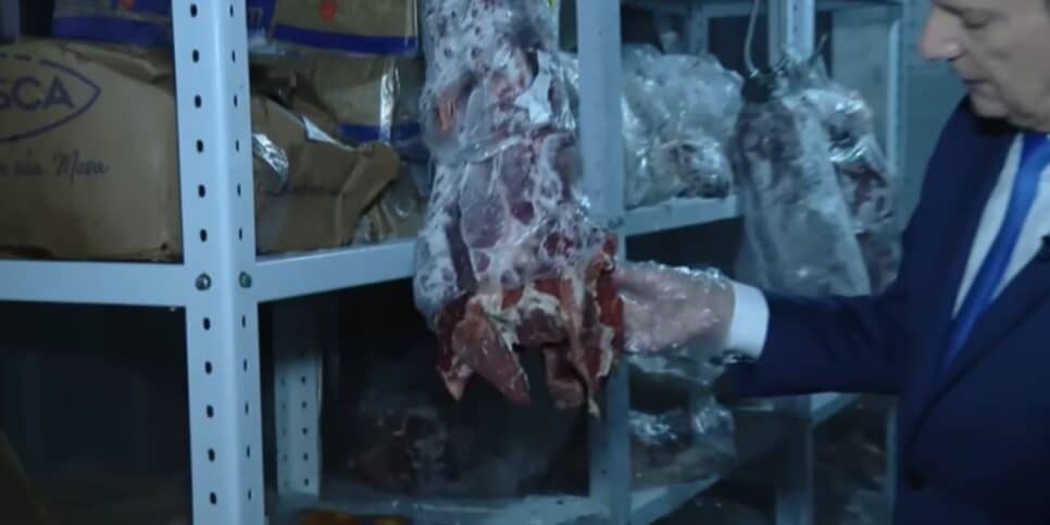Carne imprópria para o consumo (Foto: Reprodução / YouTube)