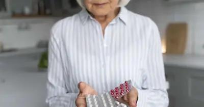 Gratuidade em remédios e +1 vitória no plano de saúde: Pacotão com 2 presentes chegam aos idosos 60+ em 2025