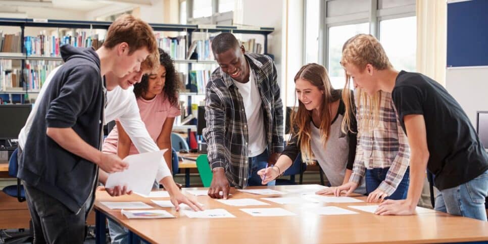 Ilustração alunos de faculdade (Foto: Canva) 