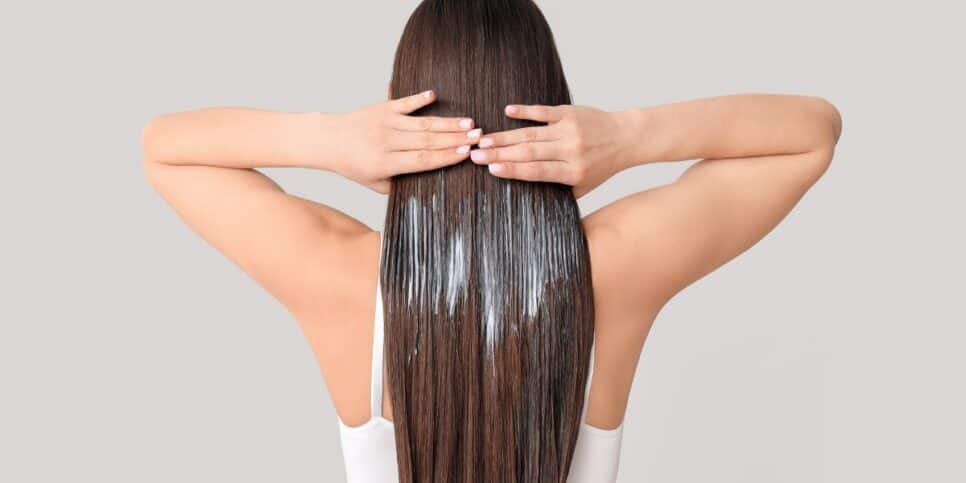 Mulher com óleo no cabelo (Foto: Canva)