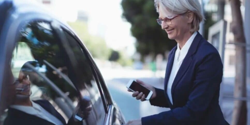 Mulher entrando em carro (Foto: Cabify)