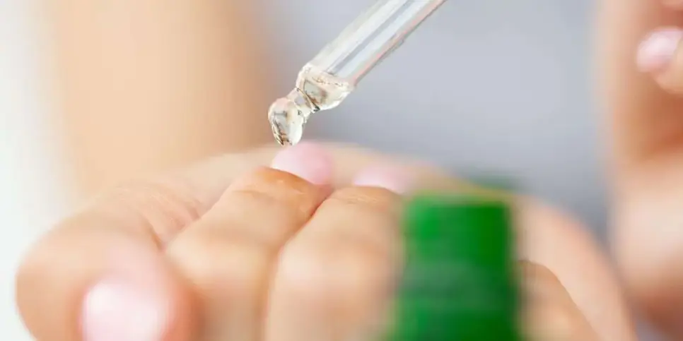Mulher hidratando unhas (Foto: Canva) Mulher hidratando unhas (Foto: Canva)