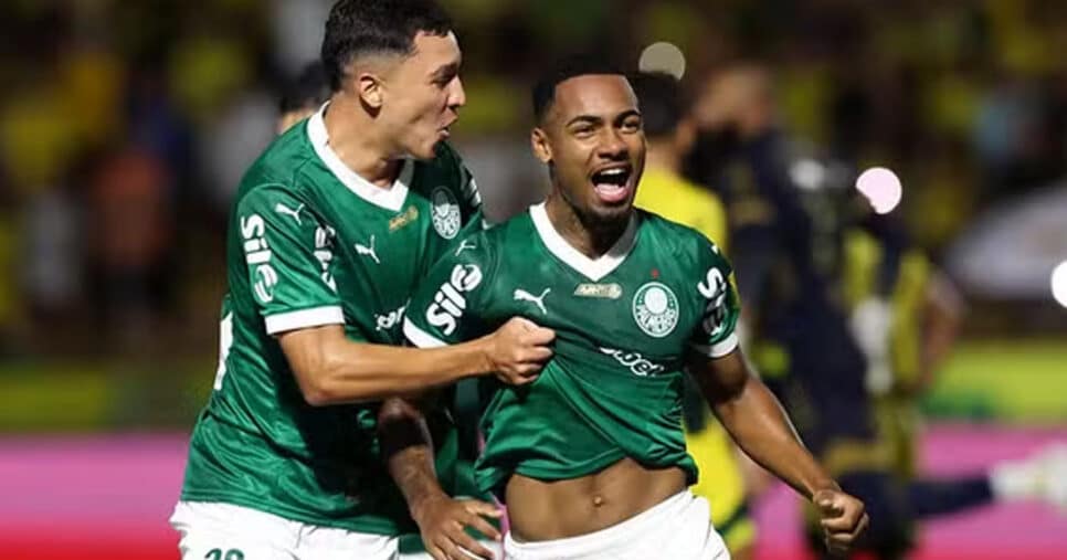 Thalys e Allan comemoram gol do Palmeiras contra o Mirassol — Foto: Cesar Greco/Palmeiras