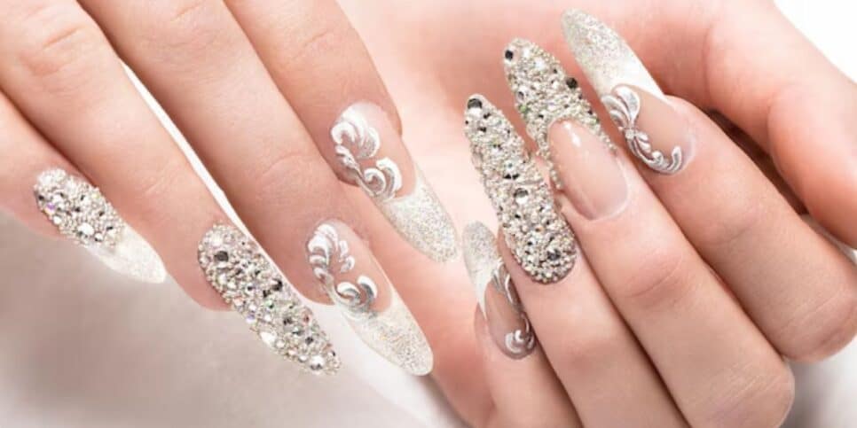 Unhas com strass (Foto: Freepik)