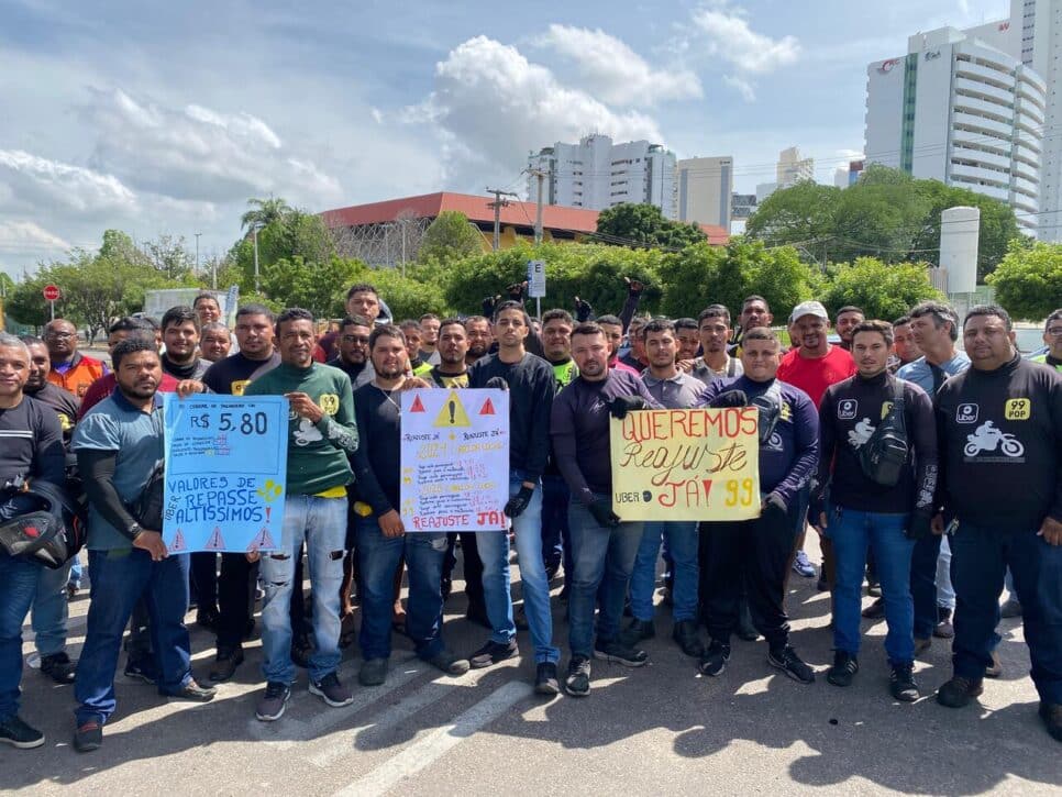 Motoristas da Uber e 99 se reuniram em protesto no Ceará pedindo por reajuste (Foto: Reprodução/ Internet)