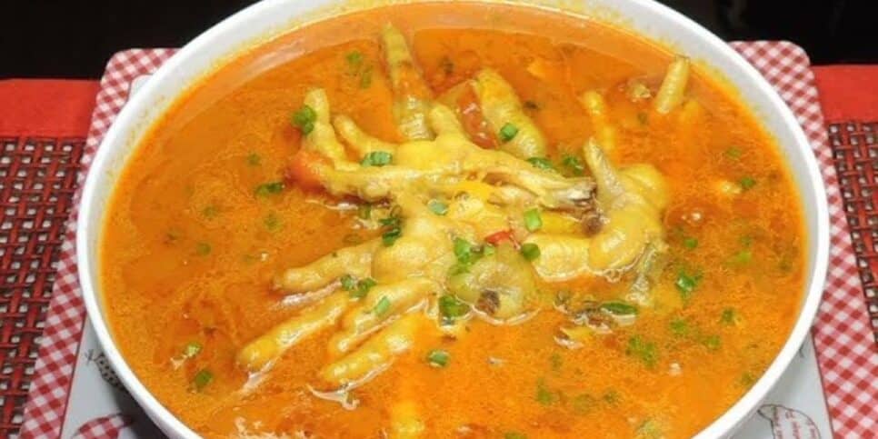 Caldo de pé de galinha para a pele (Reprodução: Canva)