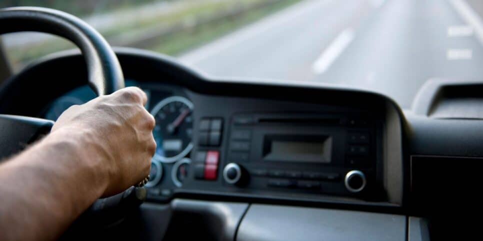 Motoristas de caminhões não podem ter a CNH suspensa por dívidas (Reprodução: Canva)