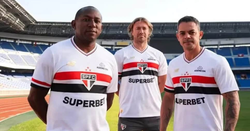 Mineiro, Lugano e Josué com a nova camisa do São Paulo no Japão (Foto: Divulgação/São Paulo)
