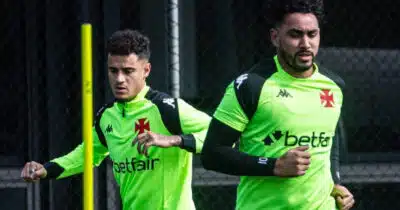 Coutinho e Payet ganharam mais um craque no Vasco (Foto: Leandro Amorim)