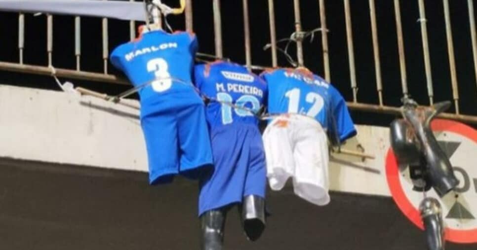 Torcida exige demissão de três craques (Foto: Reprodução)