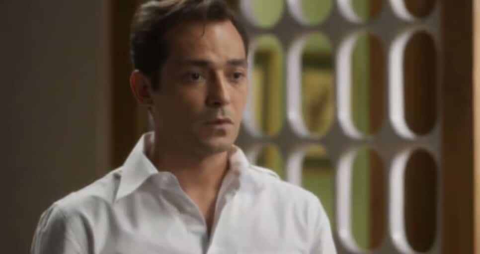 Alfredo Honório em desespero após caso extraconjugal afetar a TV Ondas do Mar (Foto: Reprodução/ TV Globo)