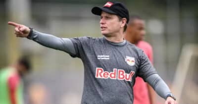 Técnico Fernando Seabra em treino do Bragantino (Foto: Ari Ferreira/Red Bull Bragantino)