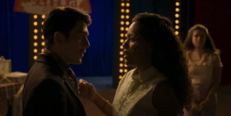Cássio dá beijo sedutor em Beatriz durante ensaio, a pedido de Bia e com flagra de Beto (Foto: Reprodução/ TV Globo)