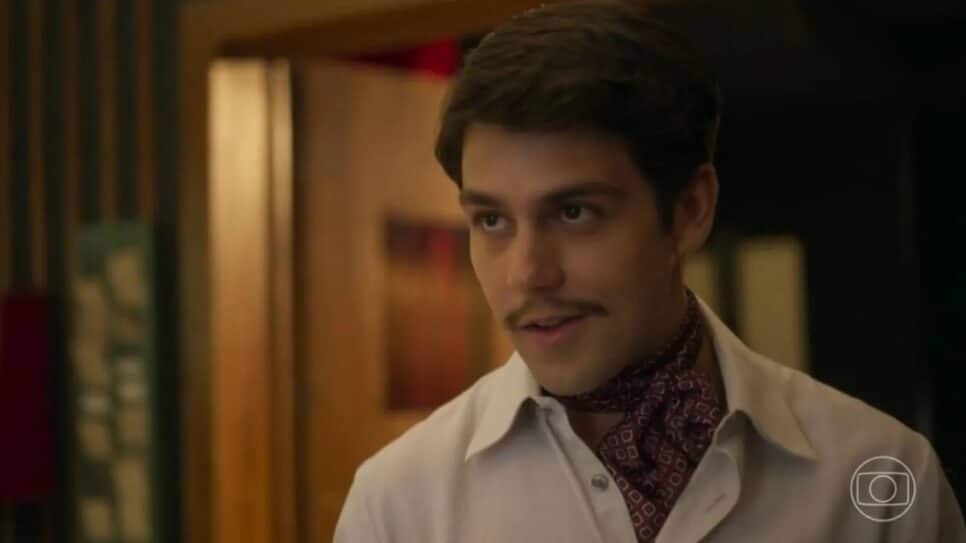 Cássio, galã da novela da TV Ondas do Mar, fecha acordo com Bia (Foto: Reprodução/ Globo)