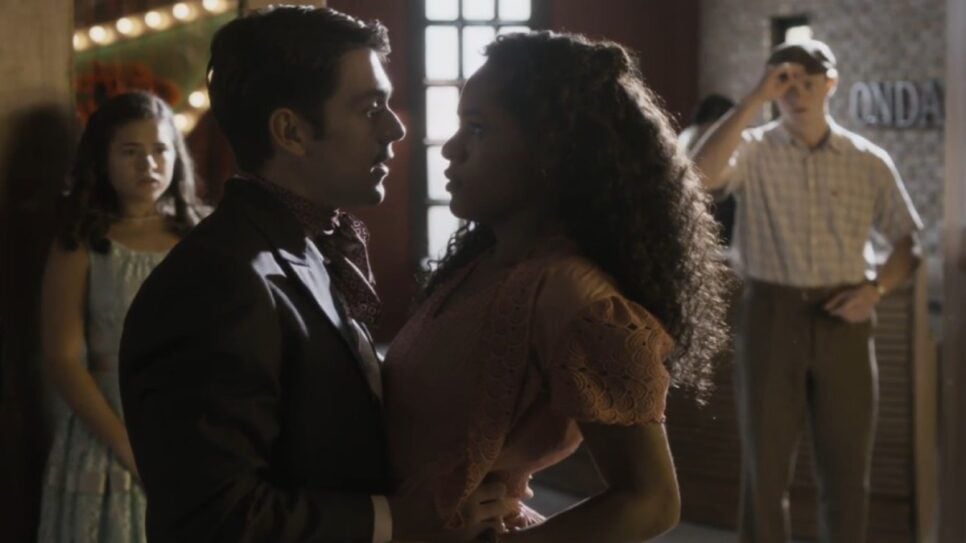 Bia e Beto assistem ensaio de Cássio com Beatriz, gerando ciúme e ideia de vingança da mimada (Foto: Reprodução/ TV Globo)
