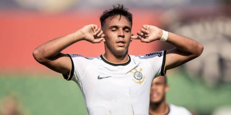 Giovane fazendo a comemoração igual a do Depay (Reprodução: Rodrigo Coca)