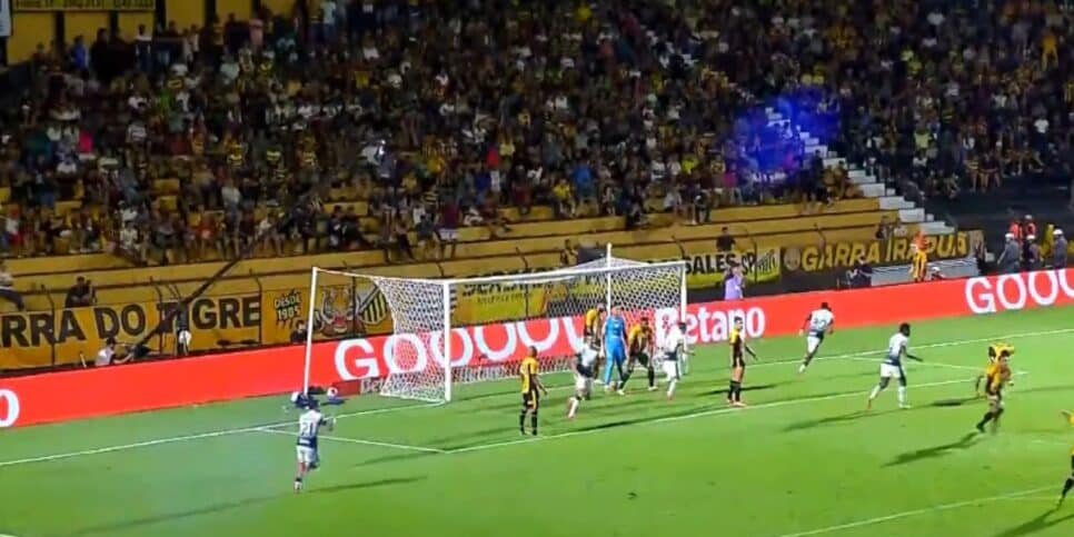 Exato momento do gol de Alex Santana (Reprodução: Globo)