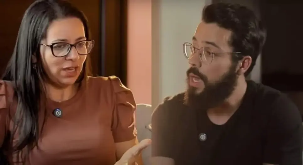 Apresentador Marcelo Milos se choca com revelação do item que a mulher carregava em barriga falsa (Fotos: Reprodução/ YouTube/ Montagem TV Foco) Apresentador Marcelo Milos se choca com revelação do item que a mulher carregava em barriga falsa (Fotos: Reprodução/ YouTube/ Montagem TV Foco)
