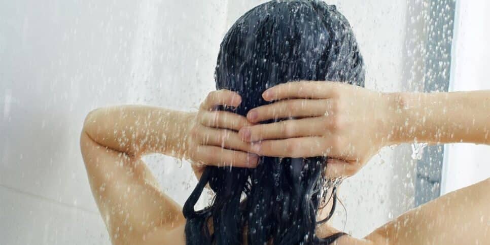 Lave o cabelo com água fria ou morna e a cada 2 ou 3 dias (Reprodução: Canva)