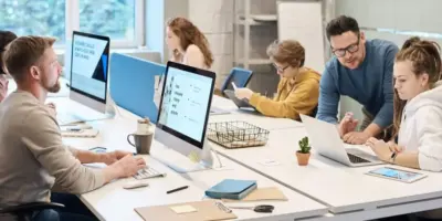 Tchau, 8 horas de trabalho: lei trabalhista crava 7 benefícios para salvar trabalhadores com 30h por semana