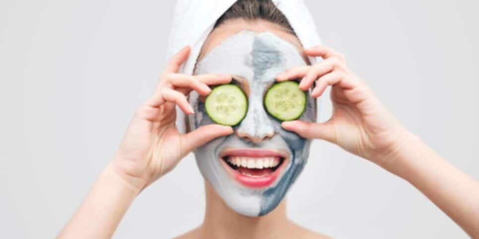 Máscara facial caseira com kiwi para acabar com as rugas (Reprodução: Canva)
