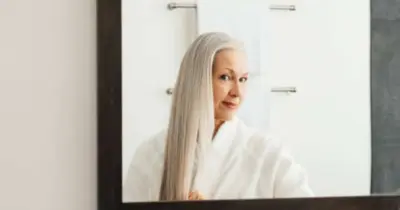 Fim do cabelo branco: Shampoo com 2 ingredientes populares acaba com problema das 60+ em 5 minutos