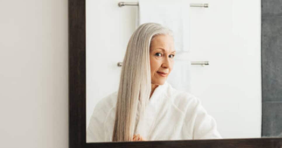 tchau cabelo branco: shampoo com 2 ingredientes em 5 minutos (Foto: iStock)
