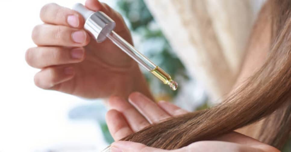 Óleo para hidratadas os fios e acabar com o frizz (Foto: Reprodução/iStock)