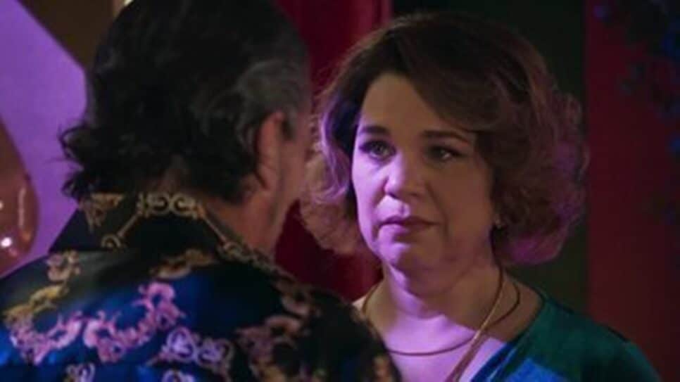 Osmar pressiona Violeta de todos os lados em Volta Por Cima (Foto: Reprodução/ TV Globo)