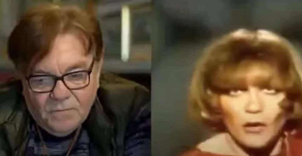 O dublador assistindo a vídeo antigo seu e dublando trecho para jornalista (Foto: Reprodução/ Globo)