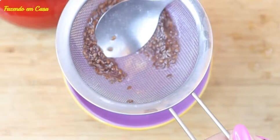 Separe o gel da semente de linhaça (Reprodução: Youtube)