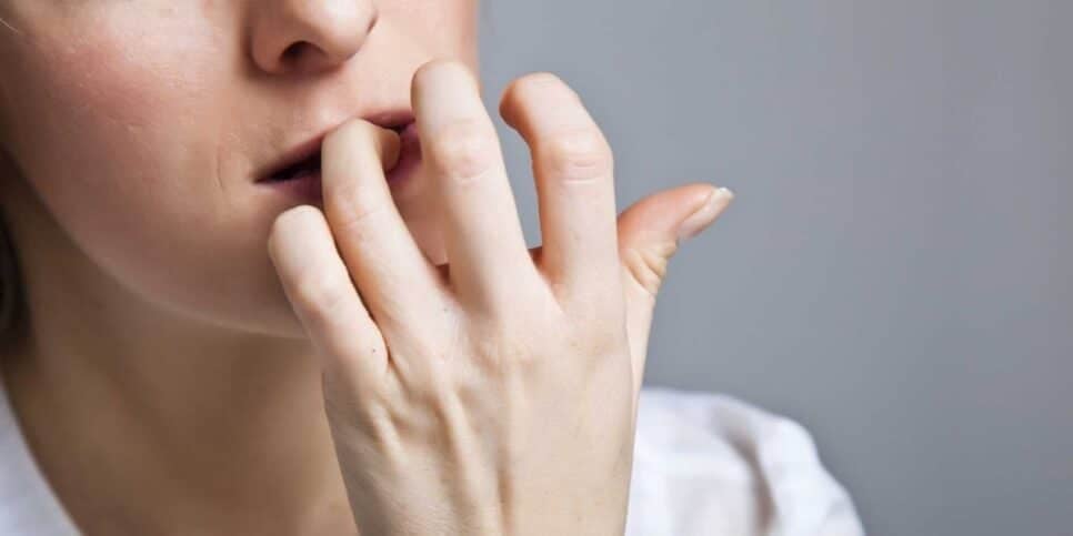 Não roa as unhas pois pode enfraquecê-las (Reprodução: Canva)