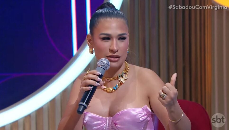 Sertaneja disse que foi flagrada transando pelo próprio irmão (Foto: Reprodução/ SBT)