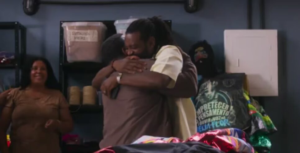 Jão e Edson se abraçam após resultado do exame de DNA (Foto: Reprodução/ Globo)