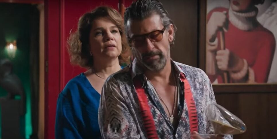 Osmar tenta fazer Violeta se esquecer de contrato pré-nupcial antes do casamento (Foto: Reprodução/ Globo)