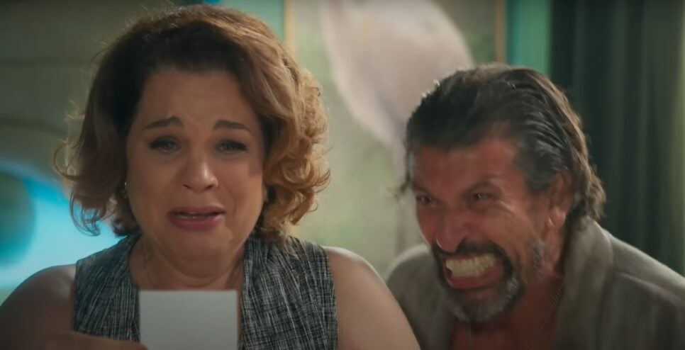 Osmar vai para o olho da rua após discutir com Violeta (Foto: Reprodução/ TV Globo)
