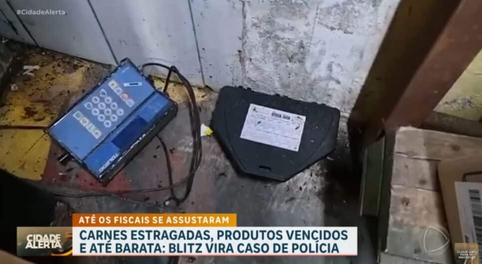 Presença de fezes de ratos (Foto Reprodução/YouTube)