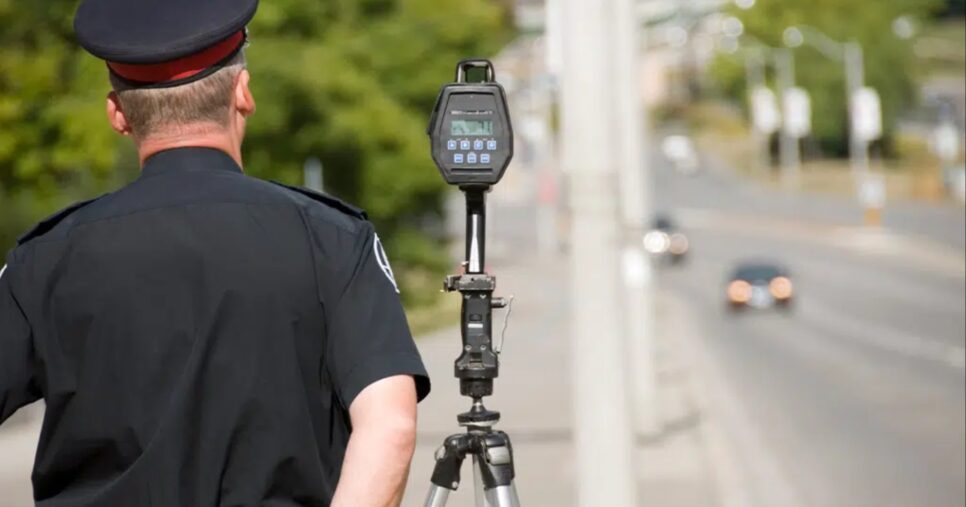 Agente de trânsito com radar (Foto: Reprodução/ Internet)