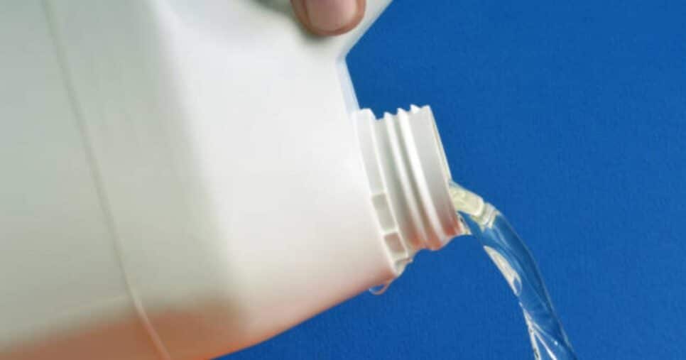 Água sanitária acabou sendo proibida pela Anvisa (Foto: Reprodução/ Internet)