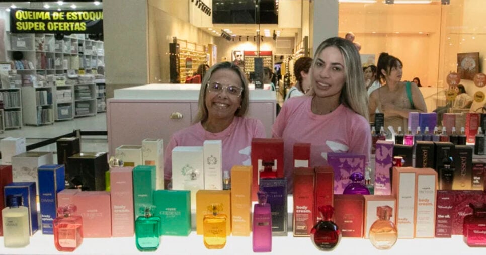 As empreendedoras Carolyne Oliveira Chaves e Ana Santos são sócias do quiosque da Wepink no Shopping Iguatemi. (Foto: THAYNÁ WEISSBACH/JC)